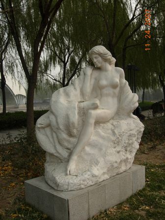 北京國(guó)際雕塑公園的美女俊男